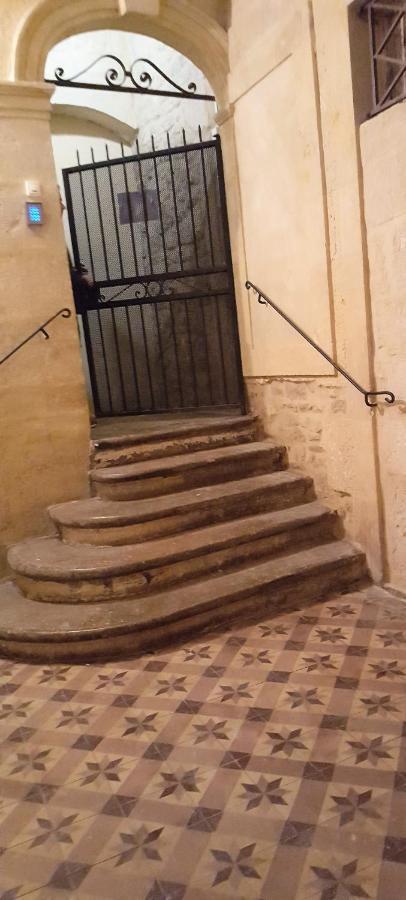 Palmiers Et Crocos Du Vieux Nimes Apartment Exterior photo